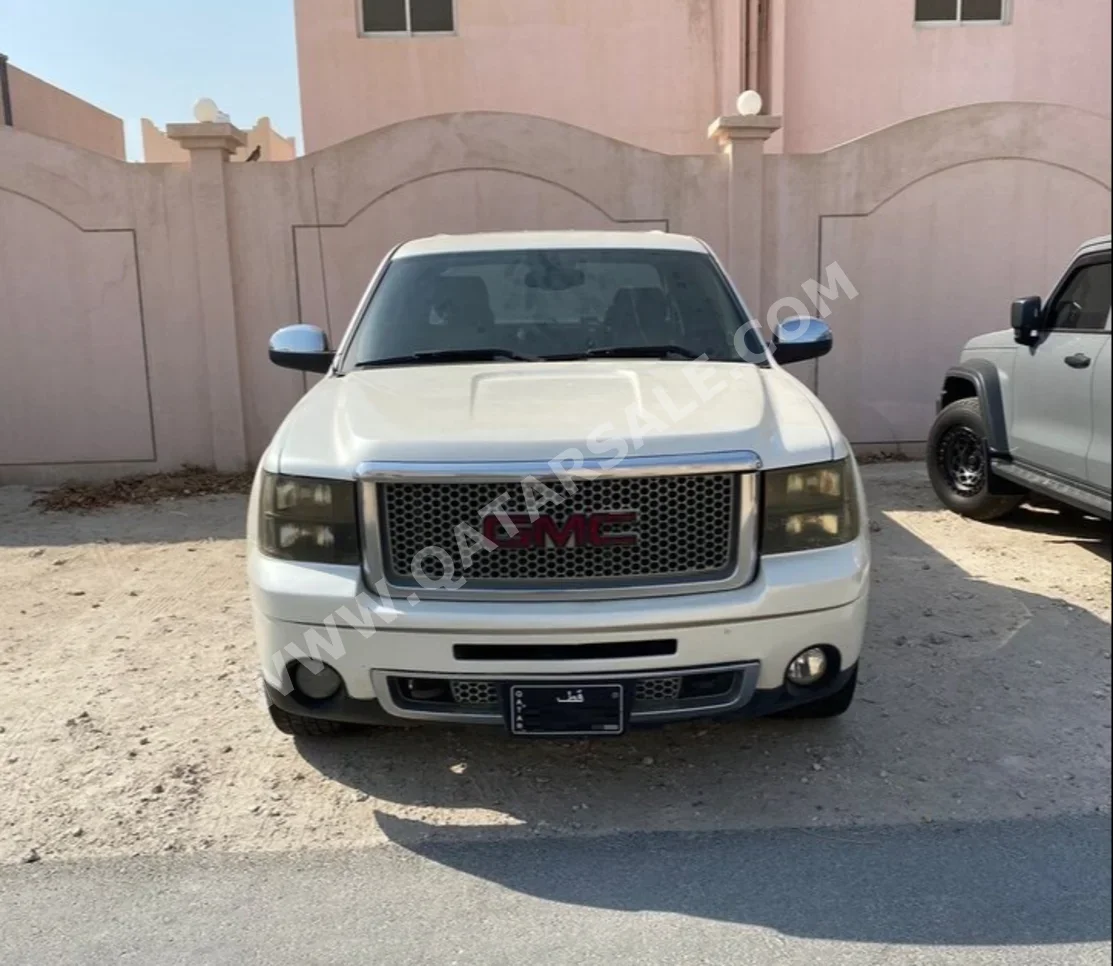 GMC  Sierra  Denali  2013  Automatic  240,000 Km  8 Cylinder  Four Wheel Drive (4WD)  Pick Up  Pearl