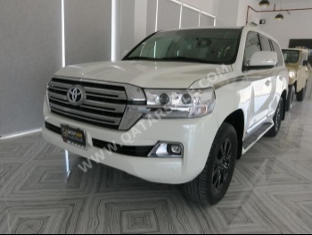 Toyota  Land Cruiser  VXR  2016  Automatic  155,000 Km  8 Cylinder  Four Wheel Drive (4WD)  SUV  White