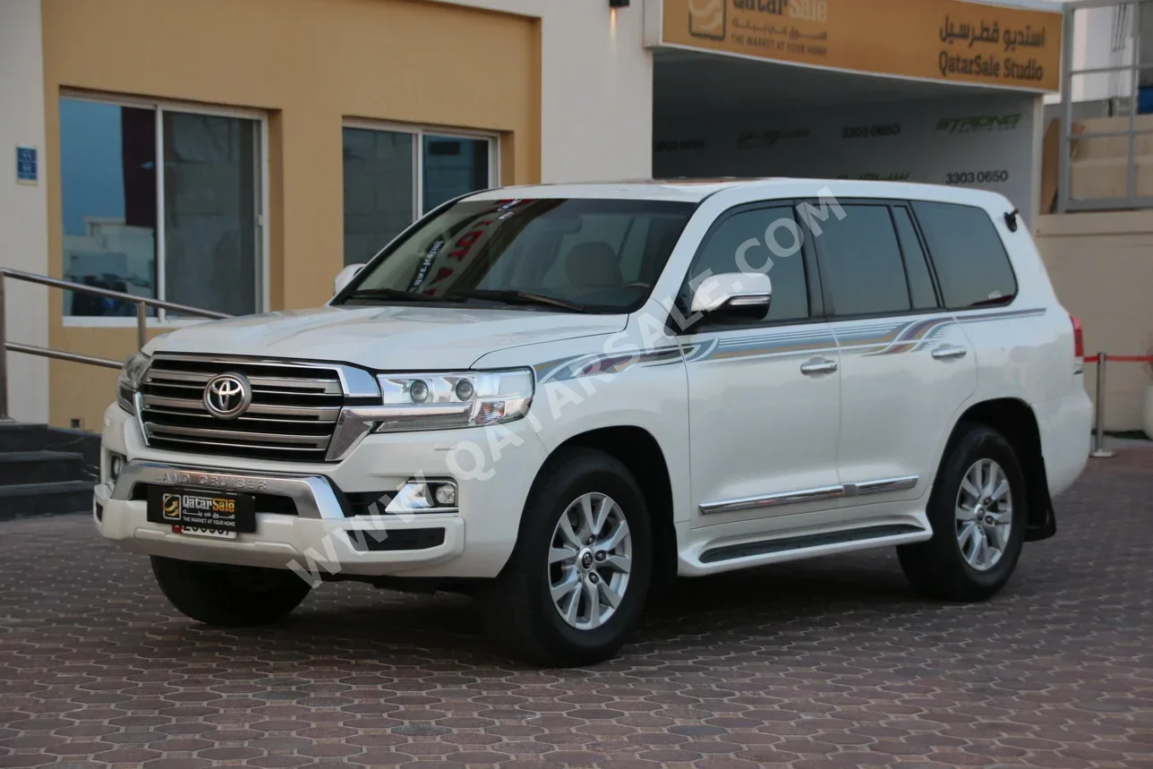 Toyota  Land Cruiser  GXR  2017  Automatic  190,000 Km  8 Cylinder  Four Wheel Drive (4WD)  SUV  Pearl