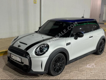 Mini  Cooper  S  2022  Automatic  78,000 Km  4 Cylinder  Front Wheel Drive (FWD)  Hatchback  Blue and Silver  With Warranty