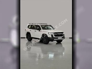 Toyota  Land Cruiser  GR Sport Twin Turbo  2023  Automatic  32,000 Km  6 Cylinder  Four Wheel Drive (4WD)  SUV  White  With Warranty