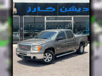 GMC  Sierra  2013  Automatic  121,000 Km  8 Cylinder  Four Wheel Drive (4WD)  Pick Up  Gray