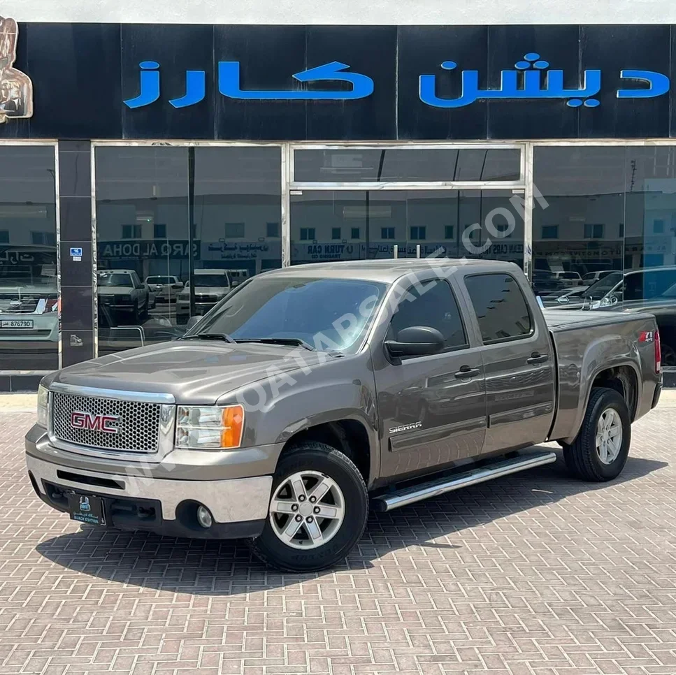 GMC  Sierra  2013  Automatic  121,000 Km  8 Cylinder  Four Wheel Drive (4WD)  Pick Up  Gray