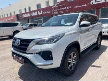 Toyota  Fortuner  2023  Automatic  43,000 Km  4 Cylinder  Four Wheel Drive (4WD)  SUV  White  With Warranty