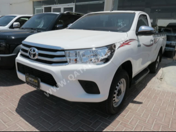 Toyota  Hilux  2025  Manual  4,000 Km  4 Cylinder  Four Wheel Drive (4WD)  Pick Up  White  With Warranty