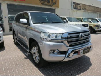 Toyota  Land Cruiser  GXR  2016  Automatic  205,000 Km  8 Cylinder  Four Wheel Drive (4WD)  SUV  Silver
