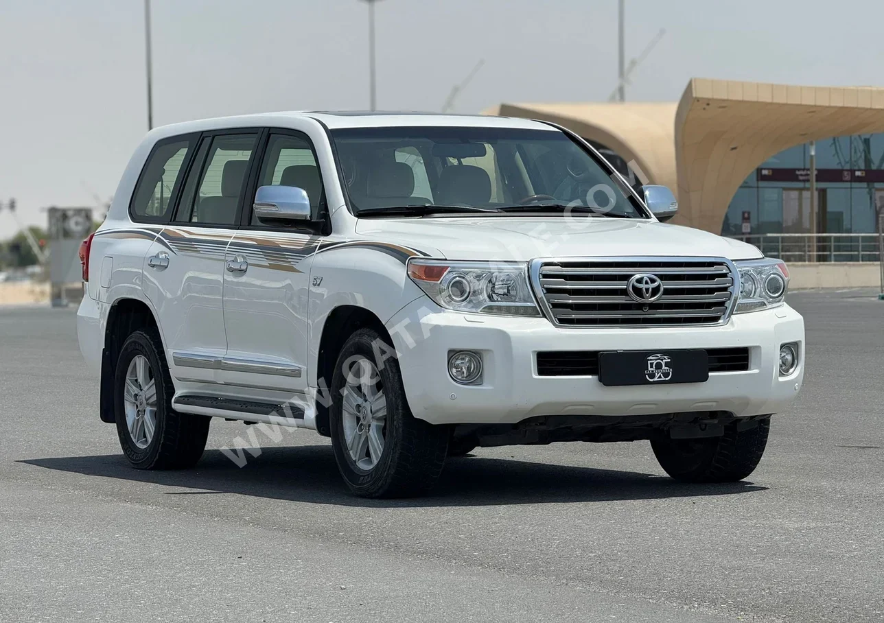 Toyota  Land Cruiser  VXR  2014  Automatic  190,000 Km  8 Cylinder  Four Wheel Drive (4WD)  SUV  White