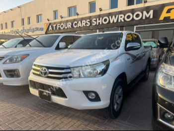 Toyota  Hilux  SR5  2017  Automatic  166,000 Km  4 Cylinder  Four Wheel Drive (4WD)  Pick Up  White