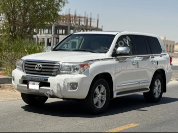 Toyota  Land Cruiser  GXR  2015  Automatic  264,000 Km  8 Cylinder  Four Wheel Drive (4WD)  SUV  White