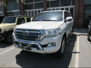 Toyota  Land Cruiser  GXR  2016  Automatic  532,000 Km  8 Cylinder  Four Wheel Drive (4WD)  SUV  White