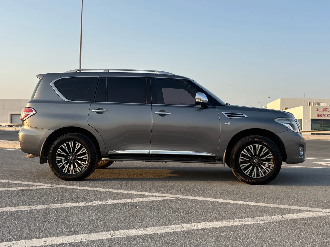 Nissan  Patrol  Platinum  2014  Automatic  263,500 Km  8 Cylinder  Four Wheel Drive (4WD)  SUV  Gray