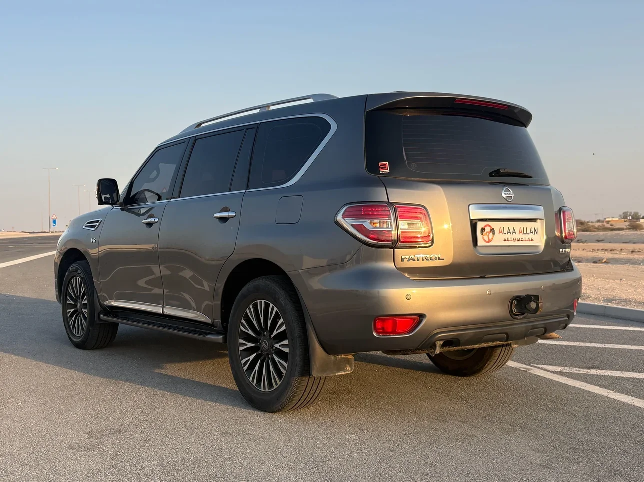 Nissan  Patrol  Platinum  2014  Automatic  263,500 Km  8 Cylinder  Four Wheel Drive (4WD)  SUV  Gray