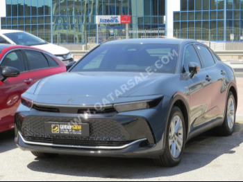 Toyota  Crown  Hybrid  2025  Automatic  4,600 Km  4 Cylinder  Front Wheel Drive (FWD)  Sedan  Bronze  With Warranty