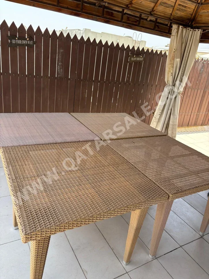 الطاولات والخزائن الجانبية مجموعة طاولة الحانة  - اللون البيج