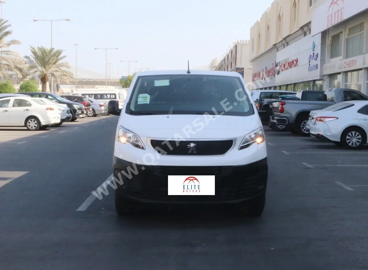 بيجو  اكسبرت  2022  اوتوماتيك  9,000 كم  4 سلندر  سحب امامي  فان \ باص  أبيض