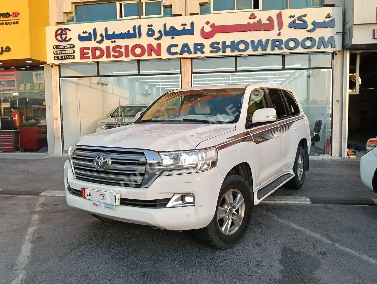 تويوتا  لاند كروزر  جي اكس ار  2016  اوتوماتيك  250,000 كم  6 سلندر  دفع رباعي  اس يو في  أبيض