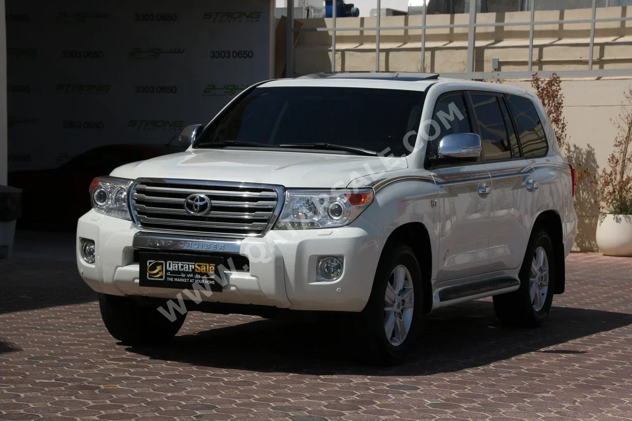 Toyota  Land Cruiser  VXR  2012  Automatic  315,000 Km  8 Cylinder  Four Wheel Drive (4WD)  SUV  Pearl