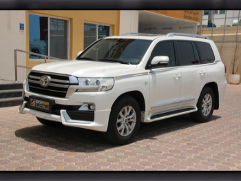 Toyota  Land Cruiser  GXR  2016  Automatic  174,000 Km  8 Cylinder  Four Wheel Drive (4WD)  SUV  Pearl