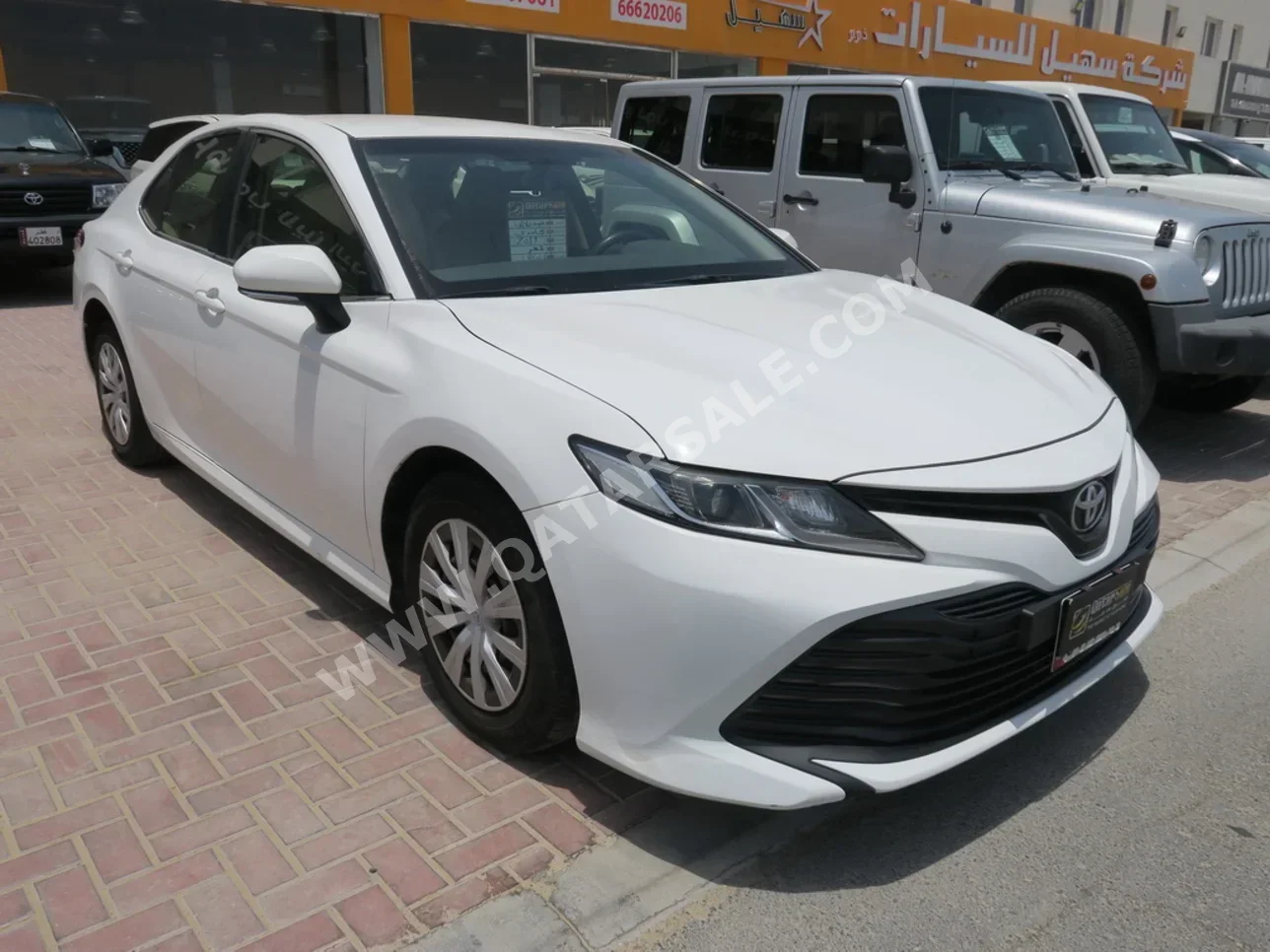 تويوتا  كامري  أل اي  2019  اوتوماتيك  186,000 كم  4 سلندر  سحب امامي  سيدان  أبيض