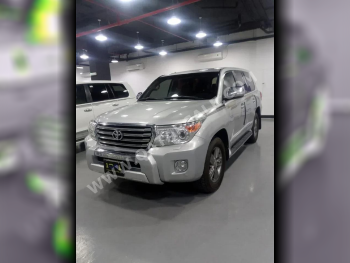 Toyota  Land Cruiser  GXR  2015  Automatic  249,000 Km  8 Cylinder  Four Wheel Drive (4WD)  SUV  Silver