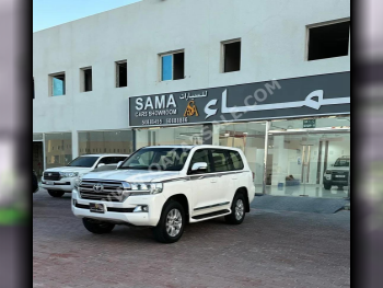 Toyota  Land Cruiser  GXR  2018  Automatic  305,000 Km  8 Cylinder  Four Wheel Drive (4WD)  SUV  White