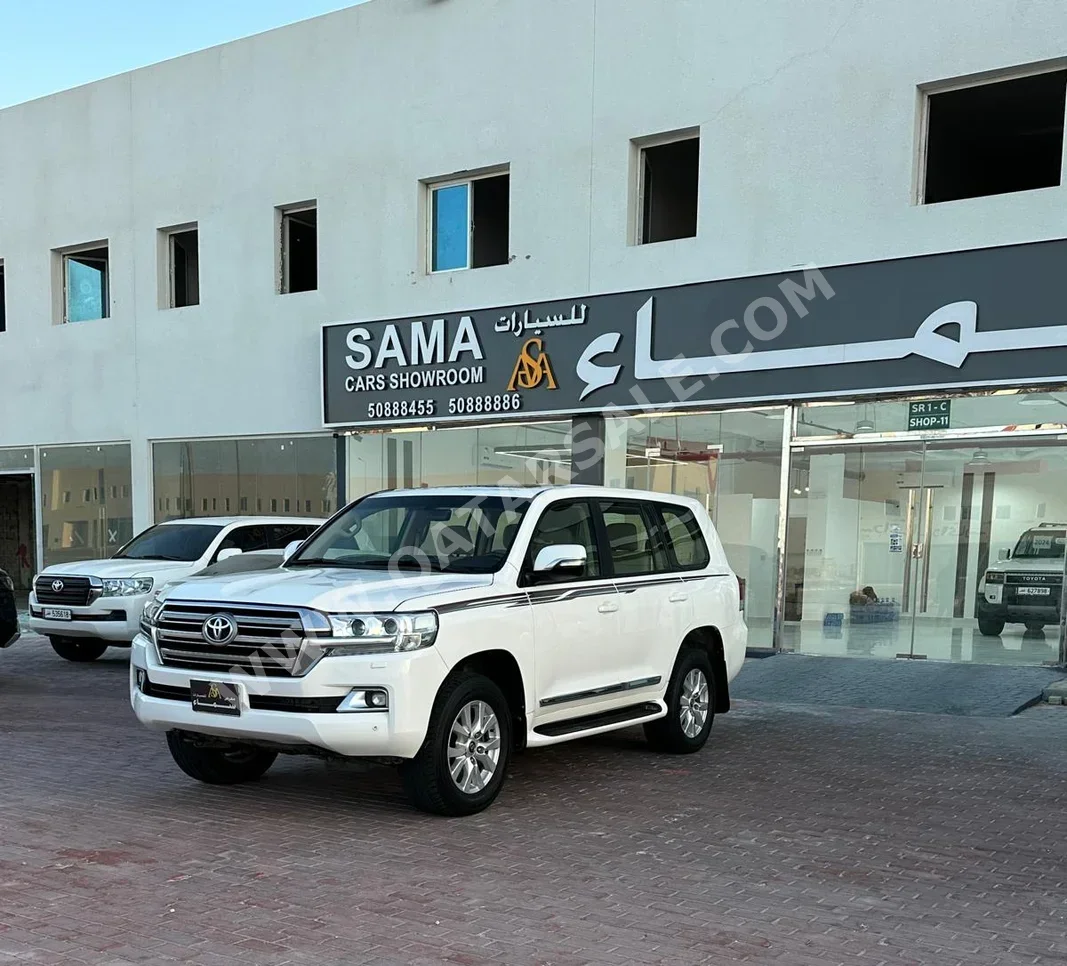 Toyota  Land Cruiser  GXR  2018  Automatic  305,000 Km  8 Cylinder  Four Wheel Drive (4WD)  SUV  White