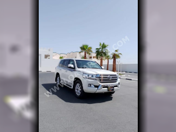 Toyota  Land Cruiser  GXR  2016  Automatic  141,000 Km  6 Cylinder  Four Wheel Drive (4WD)  SUV  White