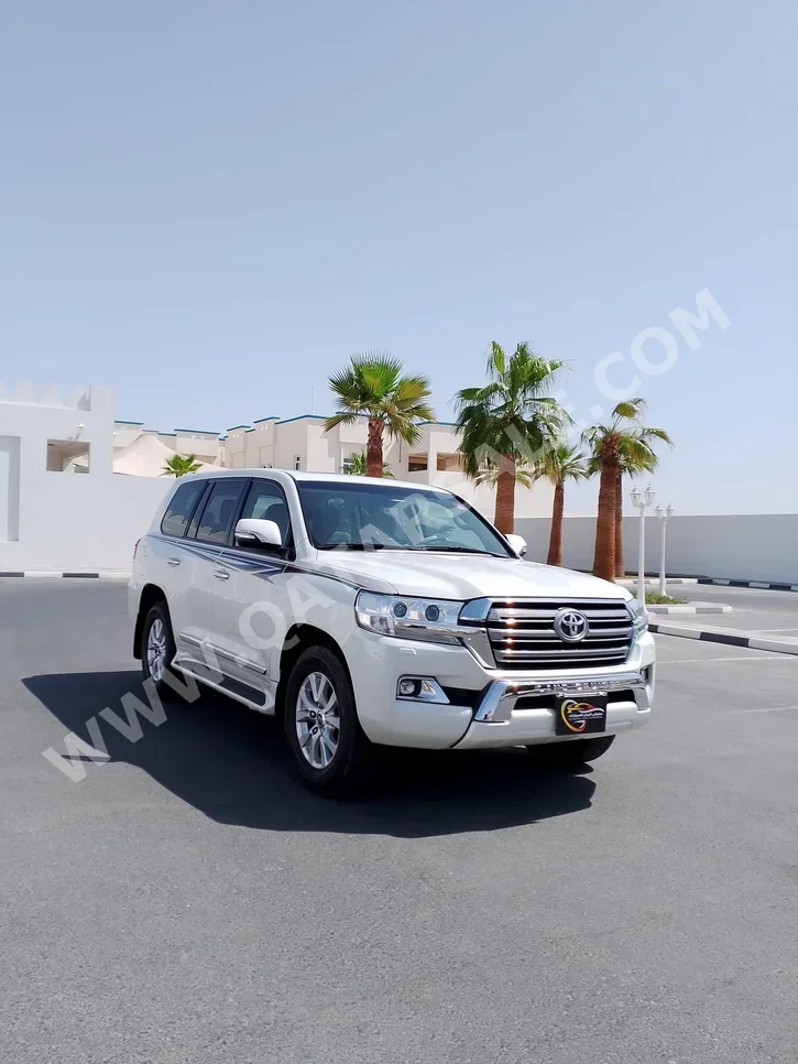Toyota  Land Cruiser  GXR  2016  Automatic  141,000 Km  6 Cylinder  Four Wheel Drive (4WD)  SUV  White