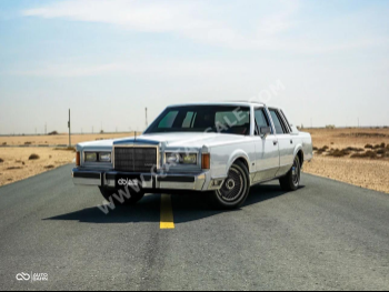 Lincoln  Town Car  1989  Automatic  107,000 Km  8 Cylinder  Rear Wheel Drive (RWD)  Sedan  White