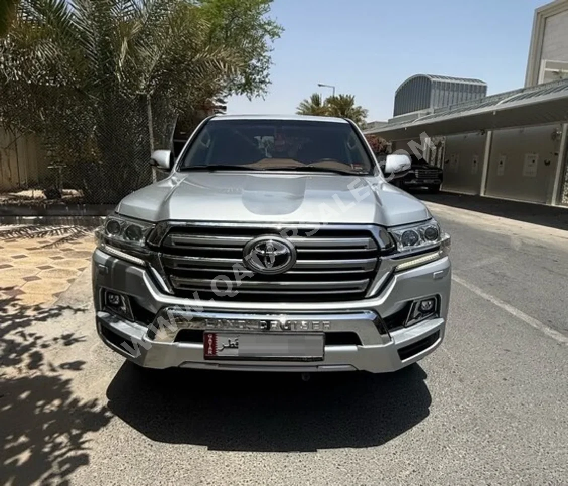 Toyota  Land Cruiser  GXR  2018  Automatic  249,000 Km  8 Cylinder  Four Wheel Drive (4WD)  SUV  Silver