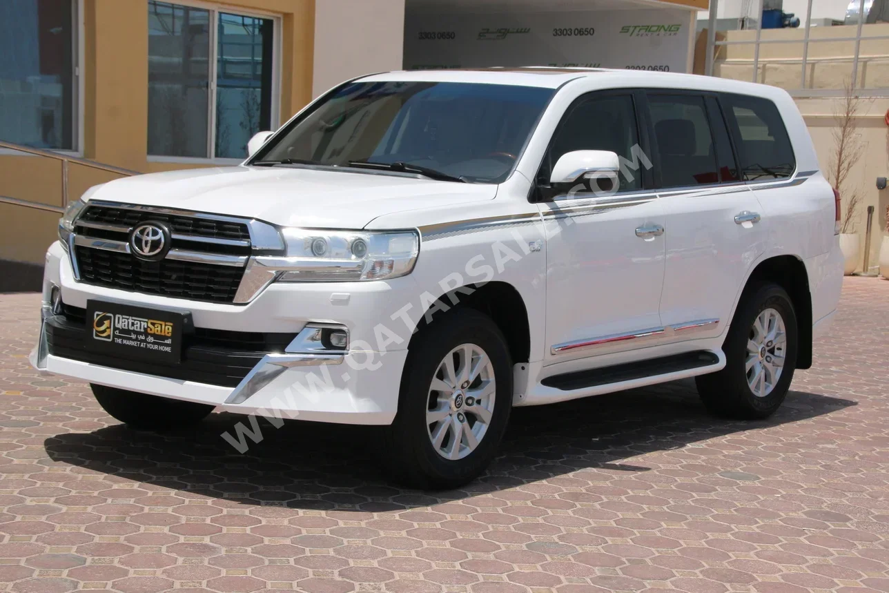 Toyota  Land Cruiser  VXR  2016  Automatic  230,000 Km  8 Cylinder  Four Wheel Drive (4WD)  SUV  White