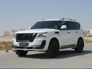 نيسان  باترول  ال اي  2018  اوتوماتيك  108,000 كم  8 سلندر  دفع رباعي  اس يو في  أبيض