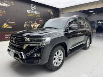 Toyota  Land Cruiser  GXR Black Edition  2017  Automatic  180,000 Km  8 Cylinder  Four Wheel Drive (4WD)  SUV  Black