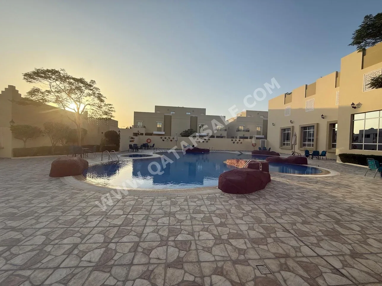 مُجَمَّع - نصف مفروشة - الريان - أبو هامور - 4 غرف نوم