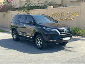 Toyota  Fortuner  SR5  2023  Automatic  20,000 Km  6 Cylinder  Four Wheel Drive (4WD)  SUV  Black  With Warranty