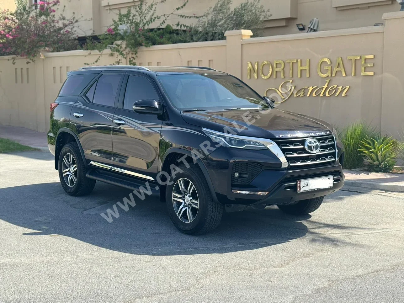 Toyota  Fortuner  SR5  2023  Automatic  20,000 Km  6 Cylinder  Four Wheel Drive (4WD)  SUV  Black  With Warranty