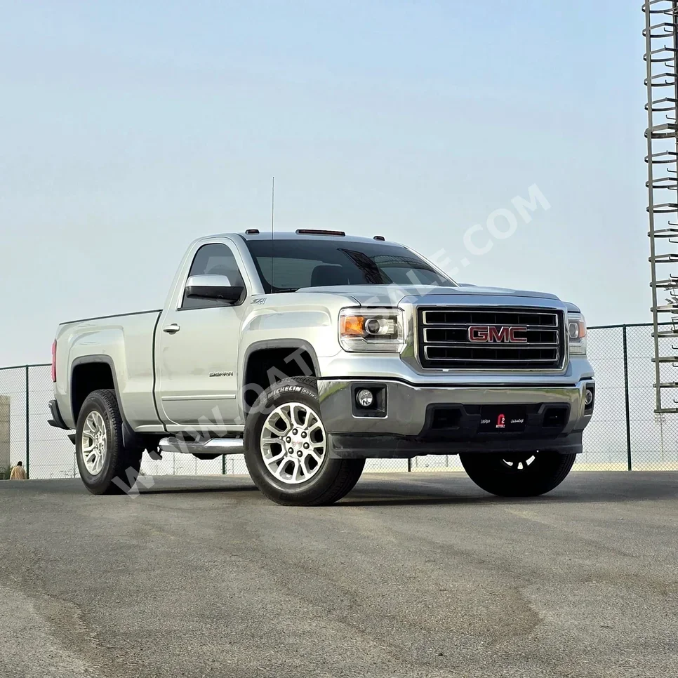 GMC  Sierra  2015  Automatic  105,000 Km  8 Cylinder  Four Wheel Drive (4WD)  Pick Up  Silver