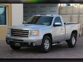 GMC  Sierra  1500  2012  Automatic  147,000 Km  8 Cylinder  Four Wheel Drive (4WD)  Pick Up  Silver