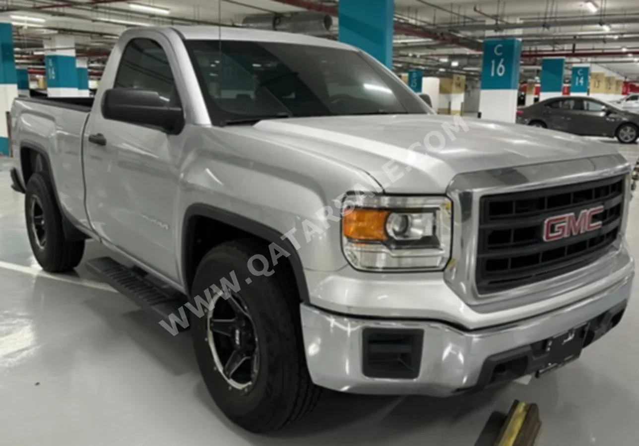 GMC  Sierra  2014  Automatic  130,000 Km  8 Cylinder  Four Wheel Drive (4WD)  Pick Up  Silver
