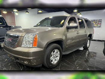 GMC  Yukon  XL  2013  Automatic  115,000 Km  8 Cylinder  Four Wheel Drive (4WD)  SUV  Bronze