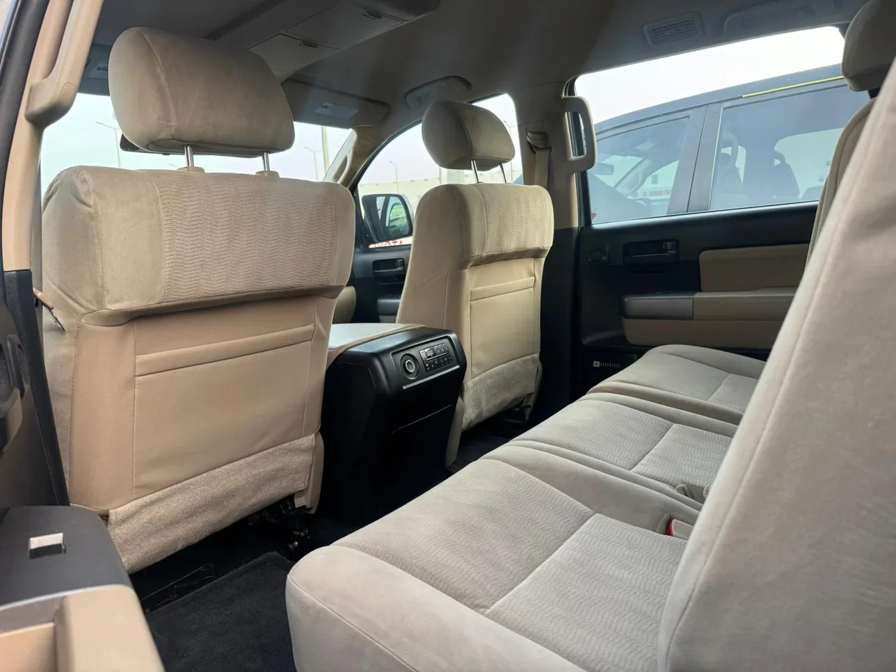 Toyota Sequoia SR5 2014 Automatic 226,000 Km 8 Cylinder Four Wheel Drive (4WD) SUV Silver