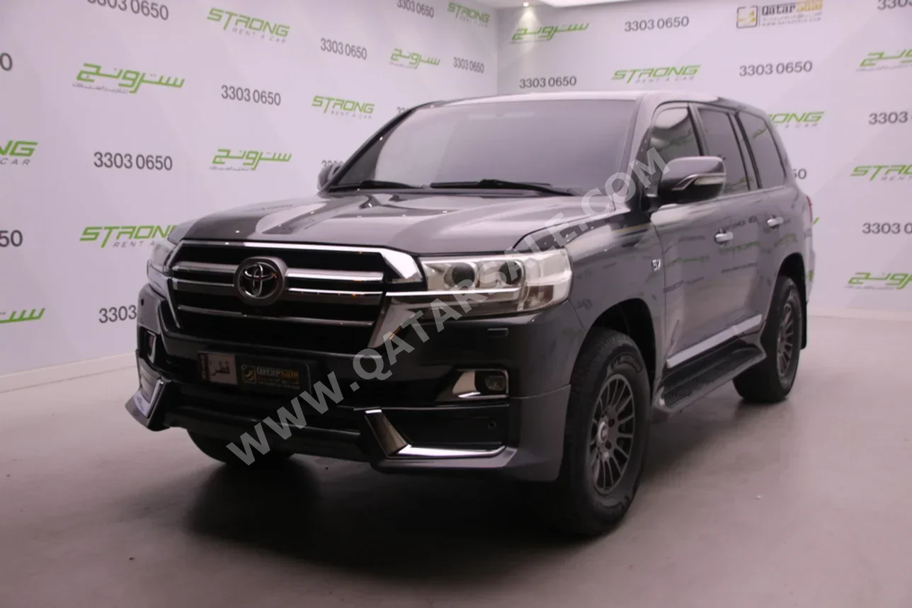 Toyota  Land Cruiser  VXR  2018  Automatic  298,000 Km  8 Cylinder  Four Wheel Drive (4WD)  SUV  Gray