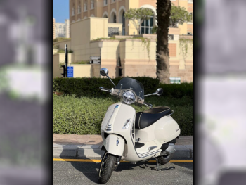 فيسبا  جي تي اس سوبر 300 -  2022 - اللون ابيض