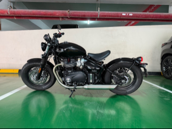 Triumph  Bonneville Bobber -  2025 - Color Black -  Warranty