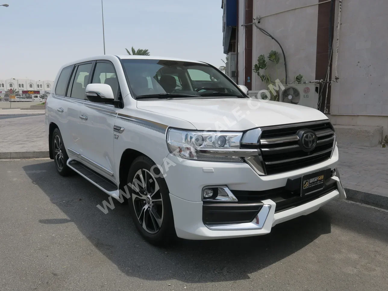 Toyota  Land Cruiser  VXR  2021  Automatic  125,000 Km  8 Cylinder  Four Wheel Drive (4WD)  SUV  White