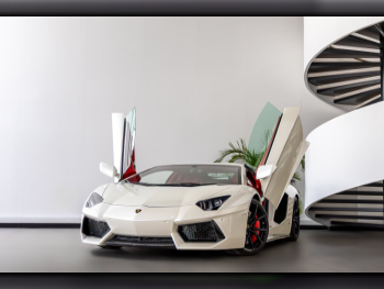 Lamborghini  Aventador  LP700-4  2016  Automatic  35,000 Km  12 Cylinder  All Wheel Drive (AWD)  Coupe / Sport  White