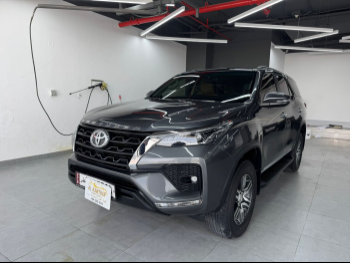 Toyota  Fortuner  2023  Automatic  29,000 Km  6 Cylinder  Four Wheel Drive (4WD)  SUV  Gray  With Warranty