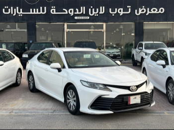 تويوتا  كامري  أل اي  2021  اوتوماتيك  42,000 كم  4 سلندر  سحب امامي  سيدان  أبيض  تحت الضمان