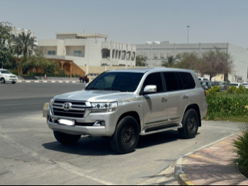 Toyota  Land Cruiser  VXR  2011  Automatic  320,000 Km  8 Cylinder  Four Wheel Drive (4WD)  SUV  Silver