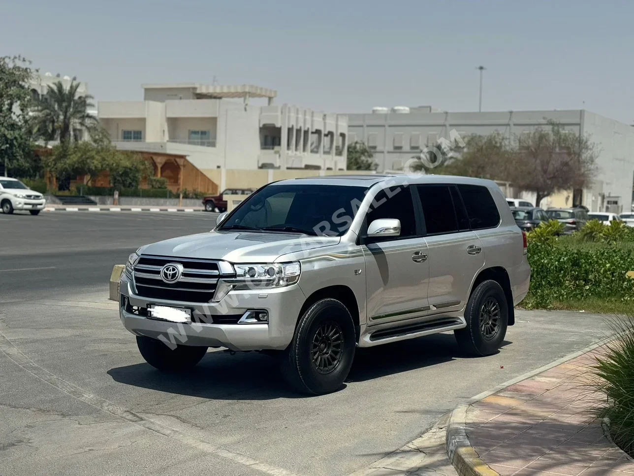 Toyota  Land Cruiser  VXR  2011  Automatic  320,000 Km  8 Cylinder  Four Wheel Drive (4WD)  SUV  Silver